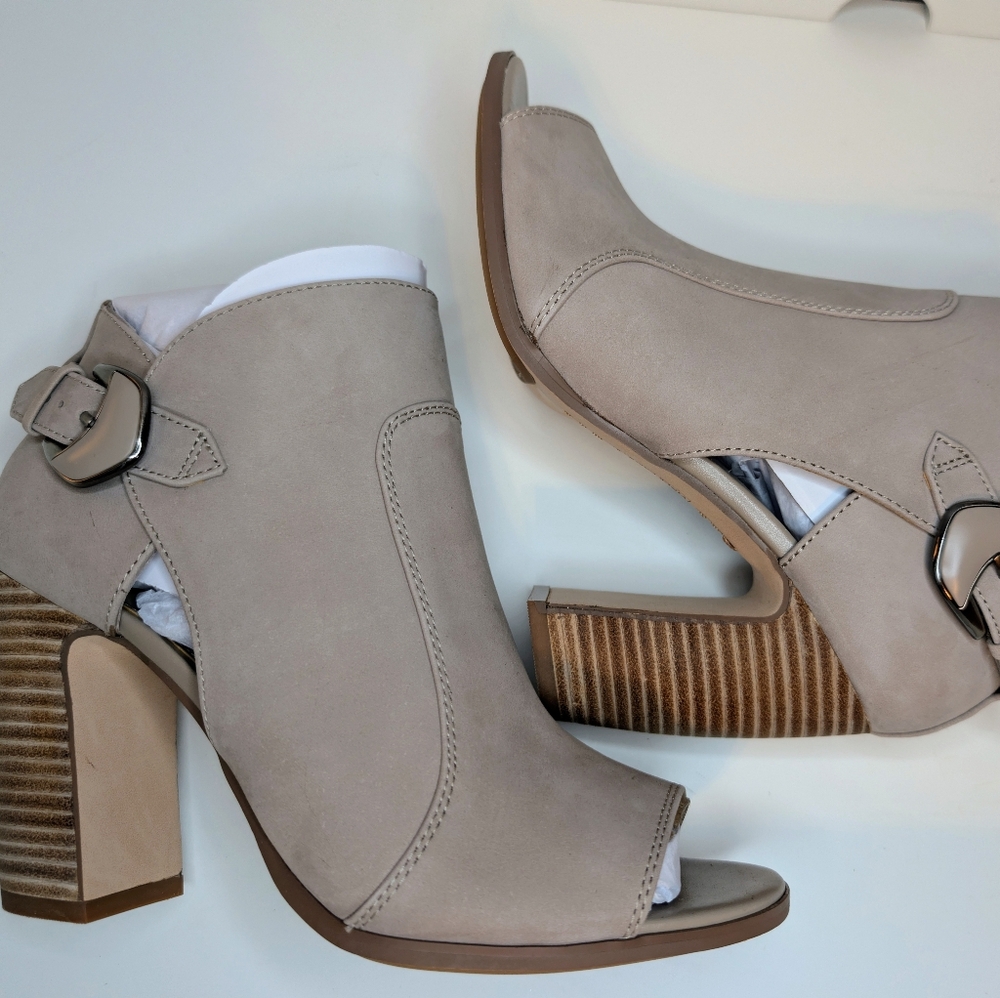 ✨ VINCE CAMUTO “Bernida” Silky Nubuck Peep-Toe Heeled Booties – Size 7M ✨